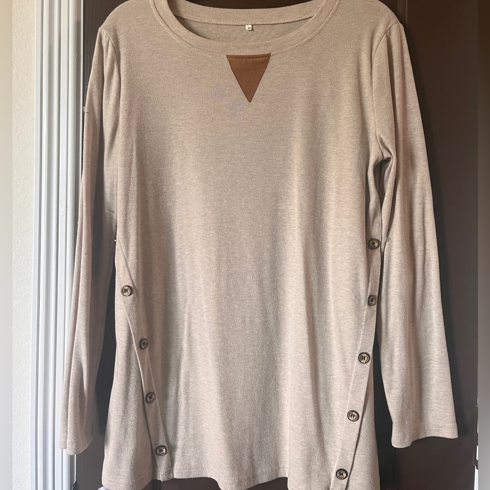 Lightly used cream long sleeve with elbow pads! Button up design
